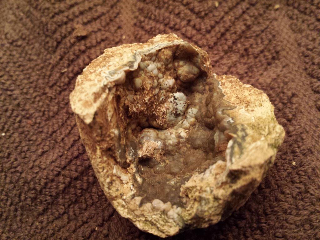 Union_Road_Geode_with_Botryoidal_center_-_1-1-14.jpg